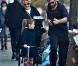 Hugh Jackman va chercher en famille la dinde de Thanksgiving, le 23 novembre 2010.