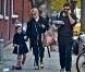 Hugh Jackman va chercher en famille la dinde de Thanksgiving, le 23 novembre 2010.