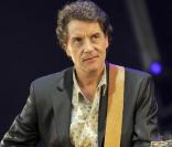 Francis Cabrel a franchi le cap des 25 millions d\'albums vendus, ce qui lui vaut en décembre 2010 la Grande Médaille de la chanson française décernée par l\'Académie française.