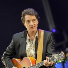 Francis Cabrel a franchi le cap des 25 millions d'albums vendus, ce qui lui vaut en décembre 2010 la Grande Médaille de la chanson française décernée par l'Académie française.