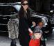 Angelina Jolie entourée de Shiloh, Pax, Maddox et Zahara à New York le 7 décembre 2010 lors d'une séance shopping