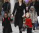 Angelina Jolie entourée de Shiloh, Pax, Maddox et Zahara à New York le 7 décembre 2010 lors d'une séance shopping