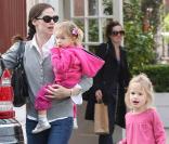 Jennifer Garner avec Violet et Seraphina, à Los Angeles, le 5 décembre 2010.