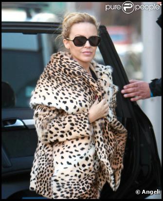 Kylie Minogue en mode animale dans les rues de Londres le 8 décembre 2010