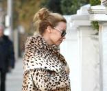 Kylie Minogue en mode animale dans les rues de Londres le 8 décembre 2010
