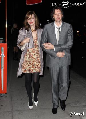 Milla Jovovich et son mari Paul W. S. Anderson sortent du restaurant BOA dans West Hollywood, le 9 décembre 2010