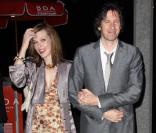 Milla Jovovich et son mari Paul W. S. Anderson sortent du restaurant BOA dans West Hollywood, le 9 décembre 2010