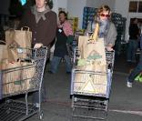 Milla Jovovich et Paul W. S. Anderson font leurs courses au marché de Bristol, à Los Angeles le 23 novembre 2010