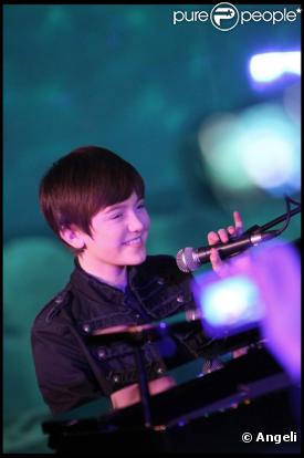 Greyson Chance se produit sur la scène de l'Aquarium, à Paris, vendredi  10 décembre, pour un concert privé destiné à présenter son album à  paraître en 2011 à son public français.