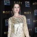 Anne Hathaway se confie sur son frère homosexuel et son nouveau petit ami !