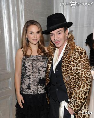 Natalie Portman et John Galliano lors de l'inauguration de la boutique Dior de New York sur la 57e rue