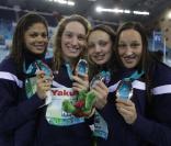 la médaille de bronze pour les filles - Camille Muffat, Coralie Balmy (compagne d\'Alain Bernard), Mylène Lazare et Ophélie-Cyrielle Etienne - en finale du 4x200 mètres, le 15 décembre 2010 à Dubaï.