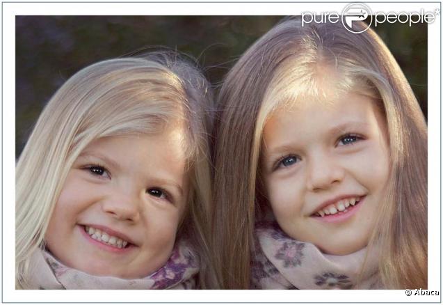 Les jeunes princes et princesses d'Espagne sont prêts à expédier leurs meilleurs voeux de bonheur pour 2011 ! Photo : les filles de Felipe et Letizia : Sofia et Leonor. 