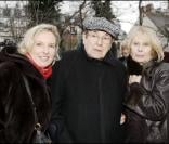 Joséphine Dard, Robert Hossein et Candice Patou lors de l'inauguration du jardin Frédéric Dard le 16 décembre 2010 sur la Butte Montmartre à Paris