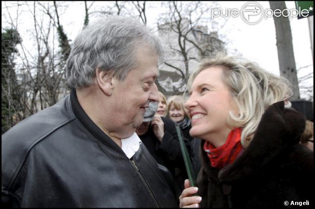 Guy Carlier et Joséphine Dard lors de l'inauguration du jardin Frédéric Dard le 16 décembre 2010 sur la Butte Montmartre à Paris