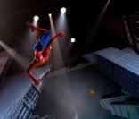  Spider-Man: Turn off the dark , le musical à 65 millions de dollars créé par Bono, The Edge et Julie Taymor, devrait enfin faire ses grands débuts à Broadway en février 2011... Sauf nouveau contretemps...