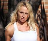 Pamela Anderson et son teint caramel naturel 