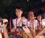 Aung San Suu Kyi lors de sa libération le 13 novembre 2010 