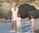 Victoria Silvstedt se prélasse sur la plage des Flamands, à Saint-Barth', le 27 décembre 2010