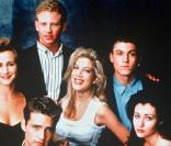 Jennie Garth, Brian Austin Green, Tori Speling, Shannen Doherty, Jason Priestley, Luke Perry, Ian Ziering et Gabrielle Carteris dans Beverly Hills, en 1990.