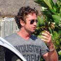 Gerard Butler : En L'Oréal man ou sur la plage de Punta Cana, il reste sexy...