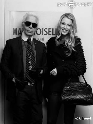 Blake Lively pose avec son sac Mademoiselle et Karl Lagerfeld