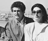 Le réalisateur Claude Lelouch entouré de l'équipe du film  Un Homme et une femme , Palme d'or au festival de Cannes en 1966.