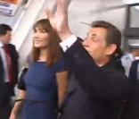 Reportage de LCI montrant l'arrivée de Nicolas et Carla Sarkozy le 7 janvier 2011