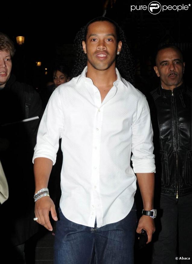 Samedi 8 janvier 2011, Ronaldinho a dû fuir une discothèque brésilienne après avoir été pris à parti par des supporters du Gremio très remontés contre ce 
