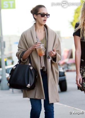 Jessica Alba va déjeuner avec une amie à Beverly Hills, le 13 janvier 2011.