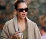 Jessica Alba va déjeuner avec une amie à Beverly Hills, le 13 janvier 2011.