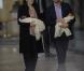 Le 14 janvier 2011, premier bain de foule et première pluie de flashs pour les jumeaux de Mary et Frederik de Danemark, alors âgés de 6 jours. Ils quittent la maternité du Rigshospitalet de Copenhague pour rejoindre le Palais.