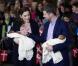 Le 14 janvier 2011, premier bain de foule et première pluie de flashs pour les jumeaux de Mary et Frederik de Danemark, alors âgés de 6 jours. Ils quittent la maternité du Rigshospitalet de Copenhague pour rejoindre le Palais.