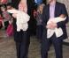 Le 14 janvier 2011, premier bain de foule et première pluie de flashs pour les jumeaux de Mary et Frederik de Danemark, alors âgés de 6 jours. Ils quittent la maternité du Rigshospitalet de Copenhague pour rejoindre le Palais.
