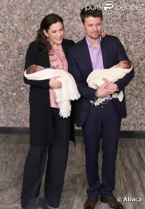 Le 14 janvier 2011, premier bain de foule et première pluie de flashs pour les jumeaux de Mary et Frederik de Danemark, alors âgés de 6 jours. Ils quittent la maternité du Rigshospitalet de Copenhague pour rejoindre le Palais.