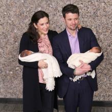 Le 14 janvier 2011, premier bain de foule et première pluie de flashs pour les jumeaux de Mary et Frederik de Danemark, alors âgés de 6 jours. Ils quittent la maternité du Rigshospitalet de Copenhague pour rejoindre le Palais.