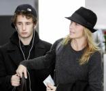Robin Wright et son fils Hopper à l'aéroport de Los Angeles. Janvier 2011