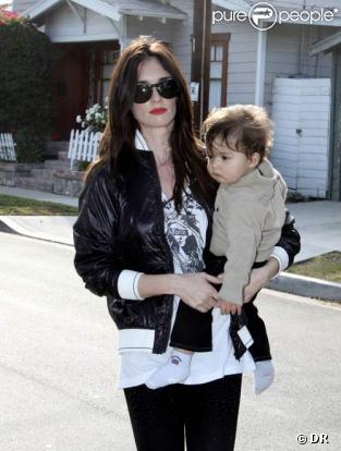 Paz Vega fait du shopping en famille, à Los Angeles, le 19/04/08