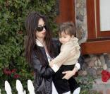 Paz Vega fait du shopping en famille, à Los Angeles, le 19/04/08