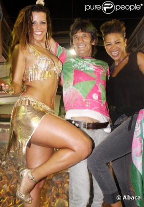 Ronnie Wood et sa compagne Ana Araujo dansent dans une école de samba à Rio de Janeiro, au Brésil, le 9 janvier 2011