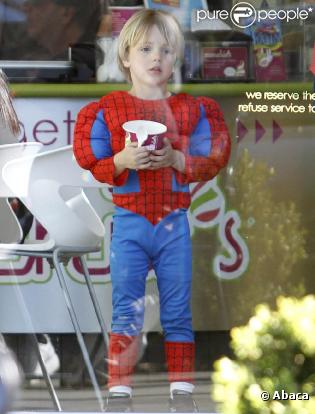 Jayden James, le fils de Britney, va chercher du renfort avec du yaourt glacé (22 janvier 2011 à Los Angeles)