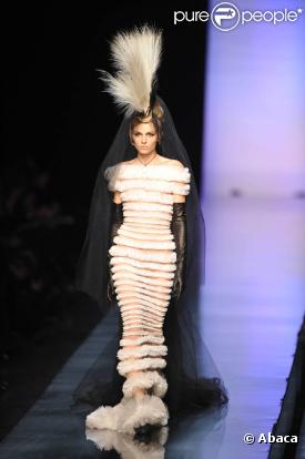 Le mannequin Andrej Pejic, homme au physique féminin au défilé Gaultier Haute Couture P/E 2011 le 26/01/11