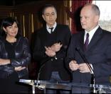 Christophe Girard et Anne Hidalgo remettaient le 26 janvier 2011 la Médaille de la Ville de Paris à Alain Chamfort.