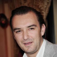 Nouveau look pour Cyril Lignac, fini le bouc ringard, le chef cuisinier préféré des Français et de M6 a bien changé depuis ses débuts à la télé ! <br />