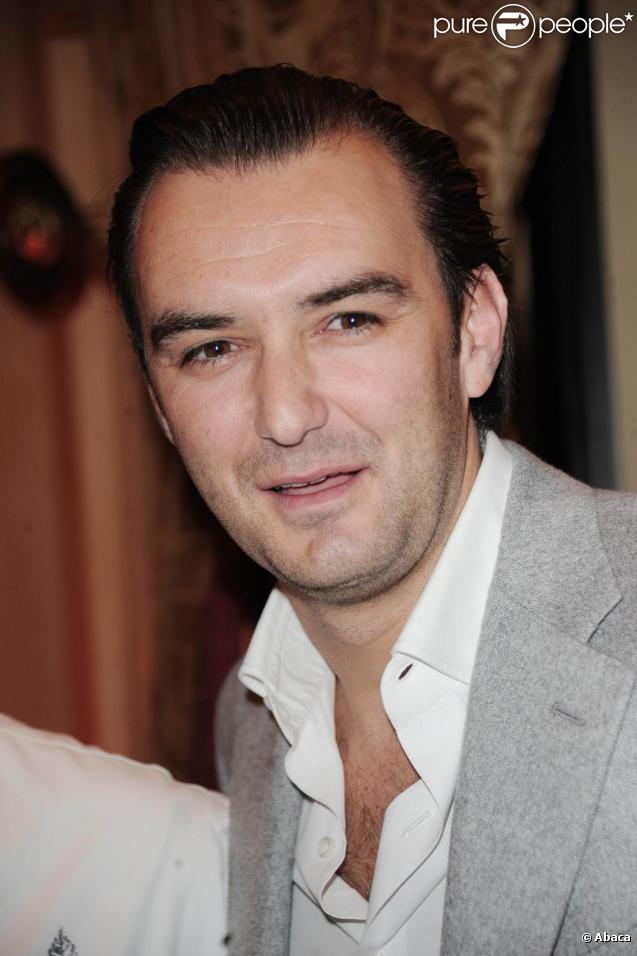 Nouveau look pour Cyril Lignac, fini le bouc ringard, le chef cuisinier préféré des Français et de M6 a bien changé depuis ses débuts à la télé !  