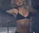 La brûlante Colombienne de 34 ans ajoute un remarquable clip à sa liste : dans  Sale el Sol , elle se mue en princesse en quête d'une issue dans le labyrinthe du coeur...