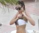 La ravissante Lisa Snowdon se fait bronzer sur une plage de South Beach, à Miami, le 3 février 2011.