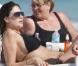 La ravissante Lisa Snowdon se fait bronzer sur une plage de South Beach, à Miami, en février 2011.