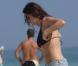 La ravissante Lisa Snowdon se fait bronzer sur une plage de South Beach, à Miami, en février 2011.