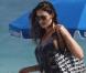 La ravissante Lisa Snowdon se fait bronzer sur une plage de South Beach, à Miami, en février 2011.